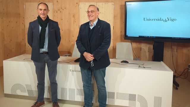 El catedrático Luis Liz Marzán y el rector de la Universidad de Vigo, Manuel Reigosa.