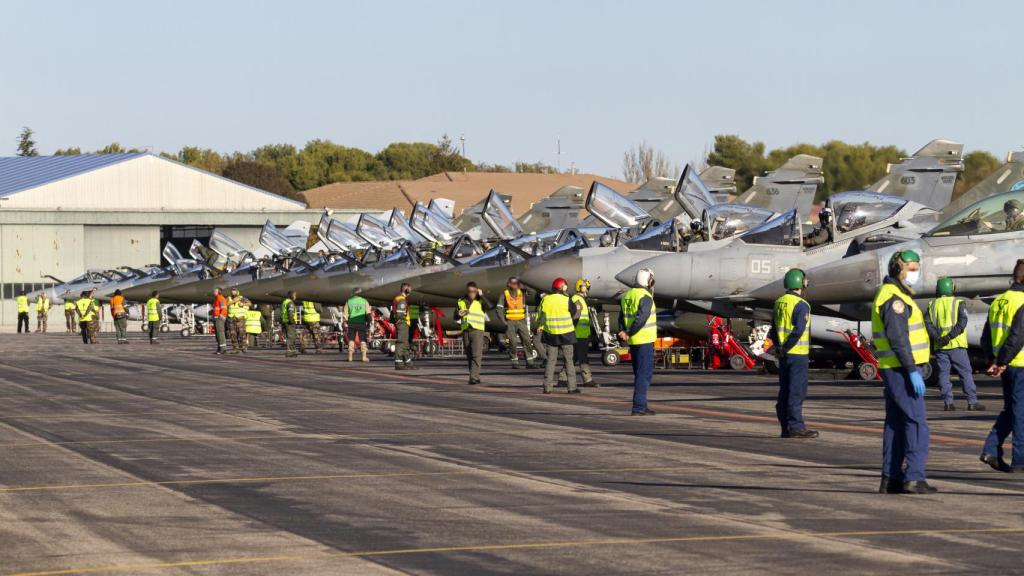 Cazas en la plataforma de la Base de Los Llanos de Albacete durante el curso de adiestramiento.