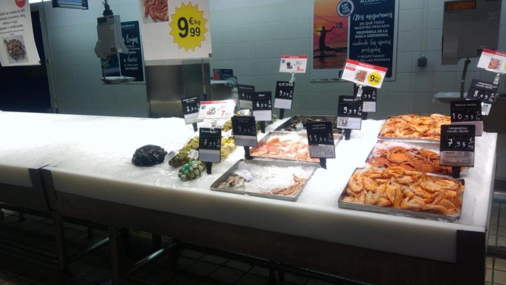 Pescadería de un supermercado de Valladolid a primera hora de la mañana