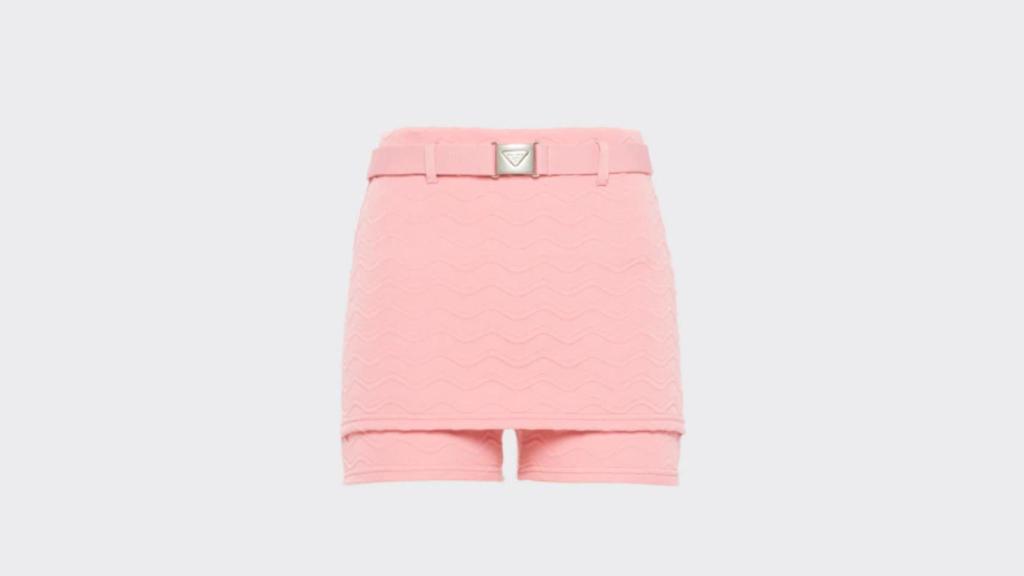El pantalón de Prada tiene un precio de 1.300 euros.