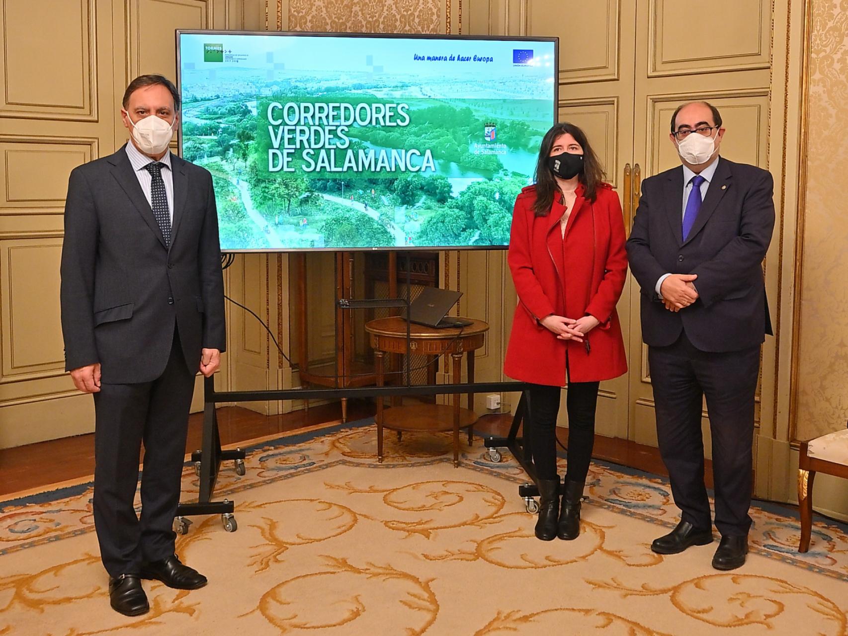 El alcalde, Carlos García Carbayo, junto a la concejala de Medio Ambiente y el concejal de Hacienda