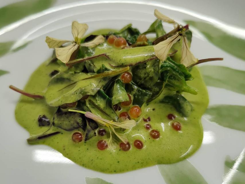 Espinacas con velouté de hierbas y huevas de trucha