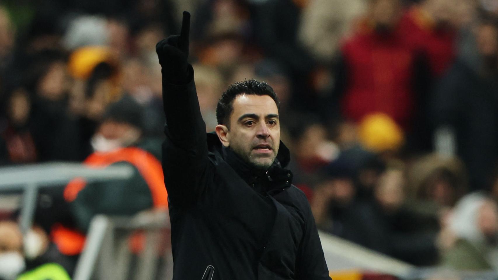 Xavi Hernández dando indicaciones desde el banquillo a los jugadores del Barça