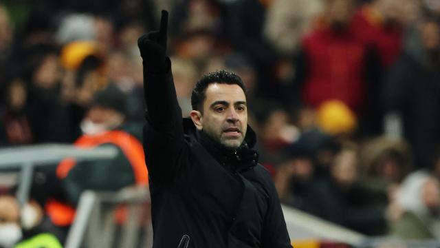 Xavi Hernández dando indicaciones desde el banquillo a los jugadores del Barça