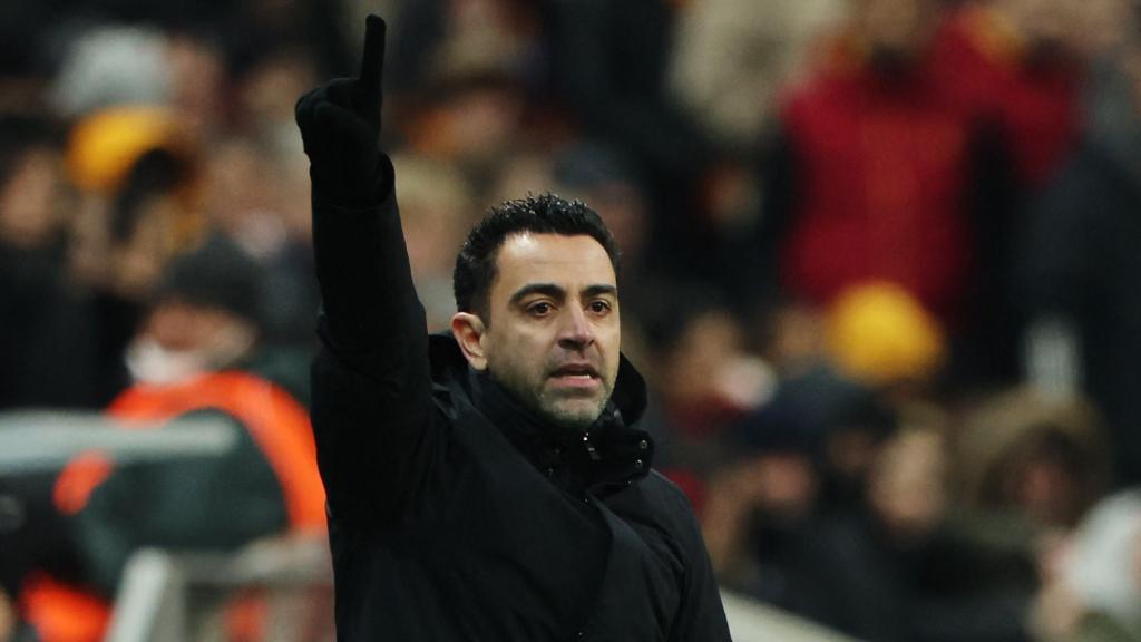 Xavi Hernández dando indicaciones desde el banquillo a los jugadores del Barça