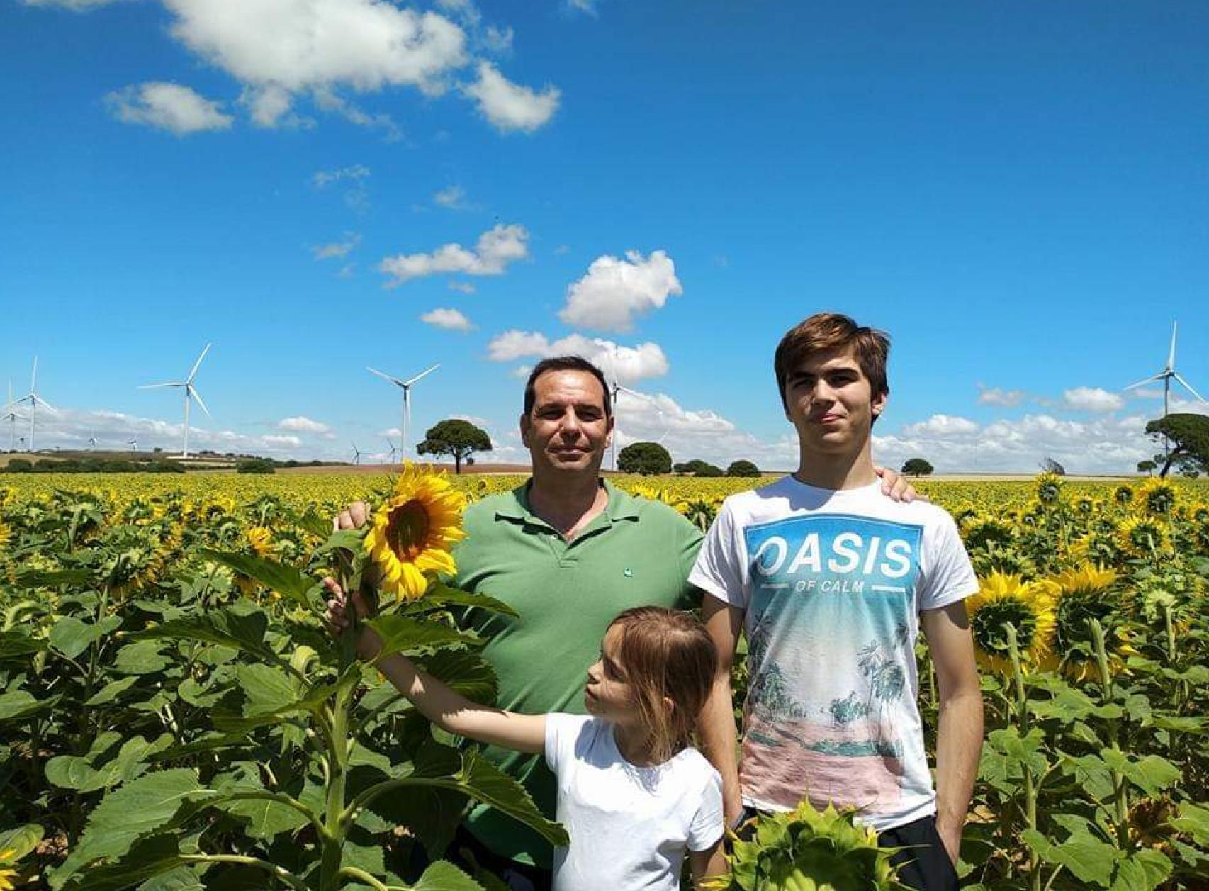 El agricultor Pedro Gallardo y sus hijos, en su cultivo de girasoles en Puerto Real (Cádiz).