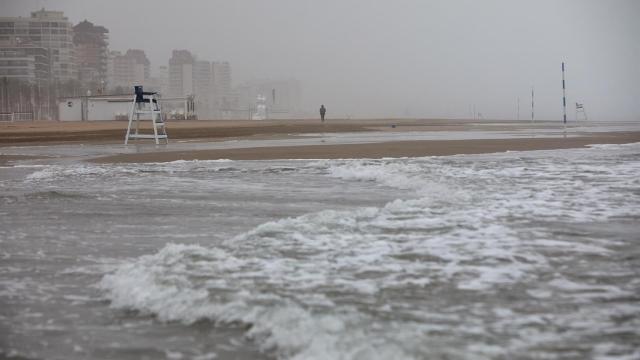 Se va el polvo sahariano, llega el temporal a la costa valenciana: olas de 5 metros y rachas de 71 km/h
