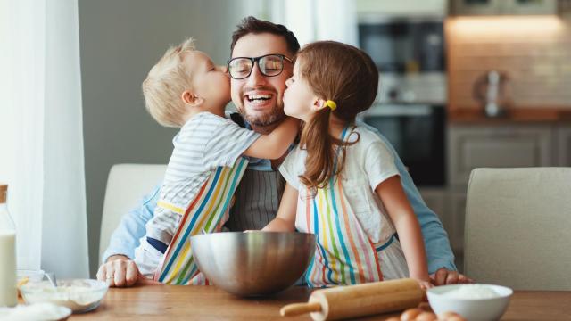Imagen de archivo de un padre con sus hijos.