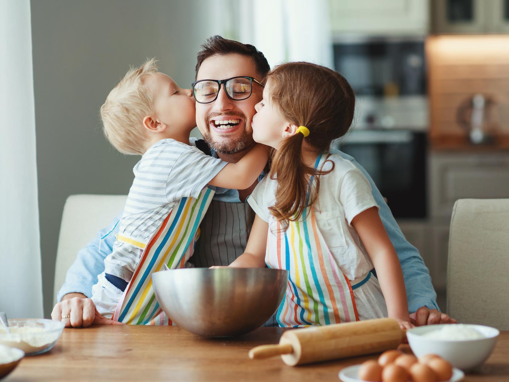 Imagen de archivo de un padre con sus hijos.