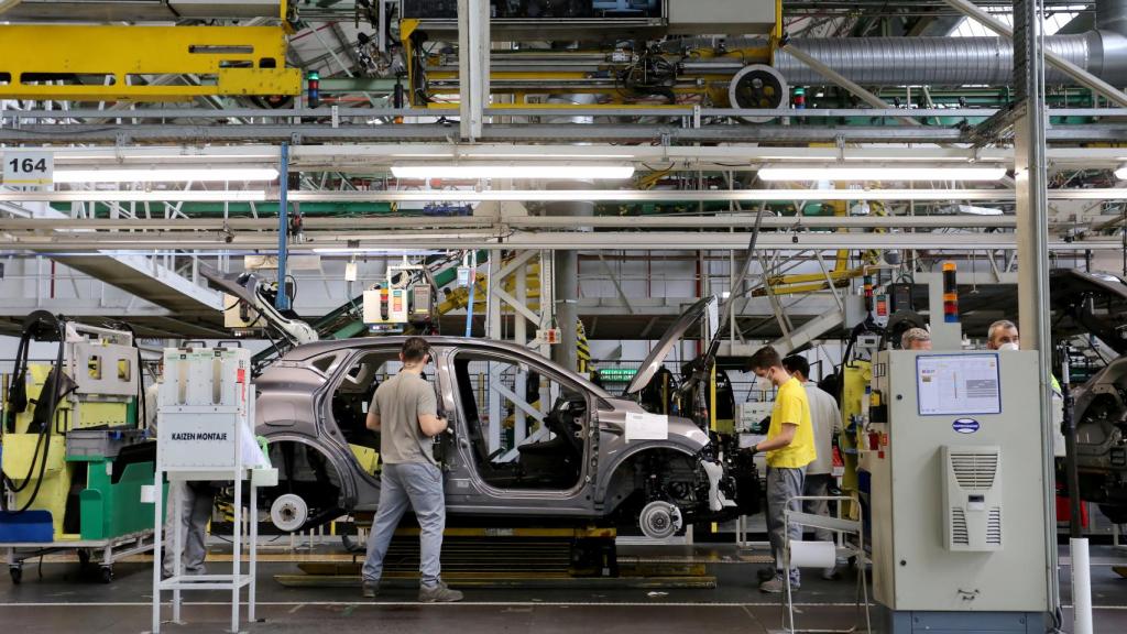 Un operario trabaja en una de las fábricas de automoción de Castilla y León