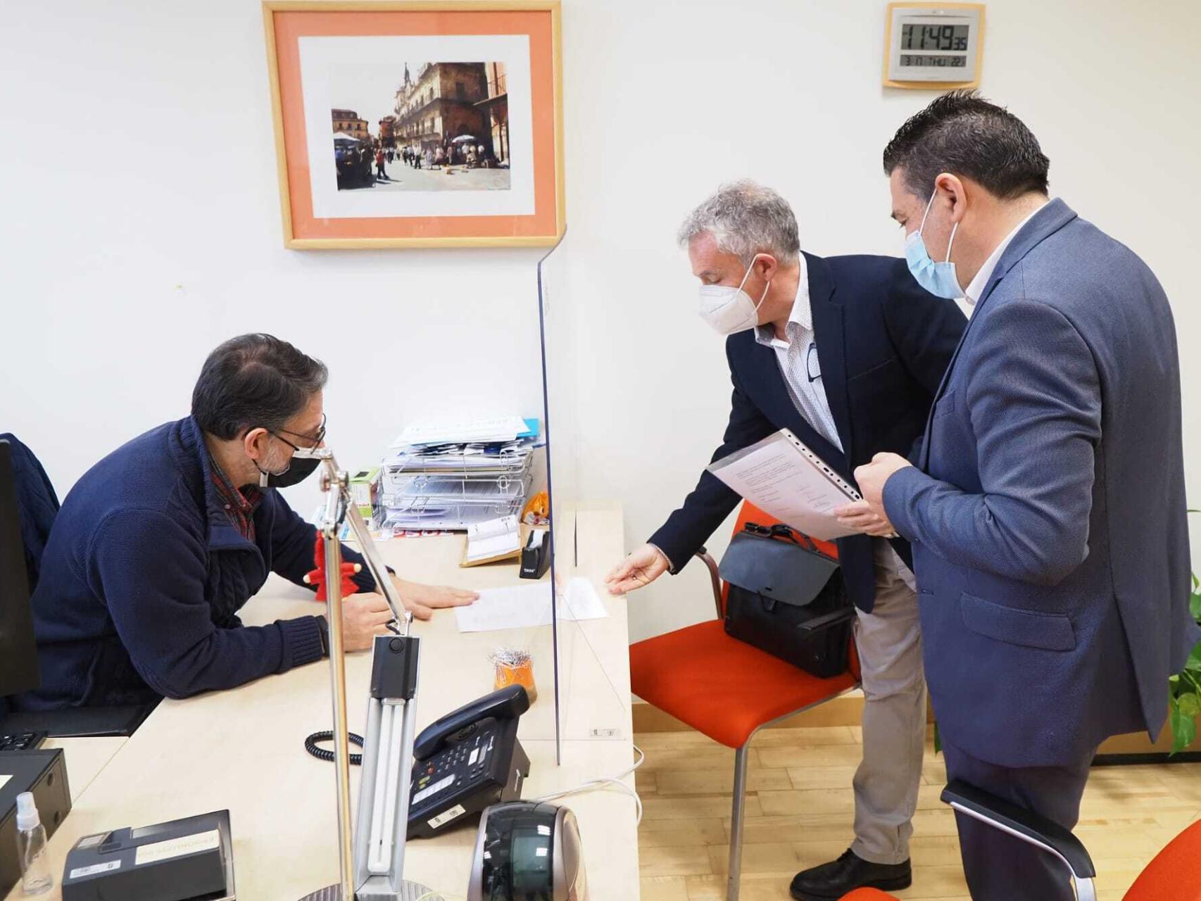 El candidato de Soria Ya, Ángel Ceña, y el de UPL, Luis Mariano Santos, registran su grupo conjunto en las Cortes, este jueves.