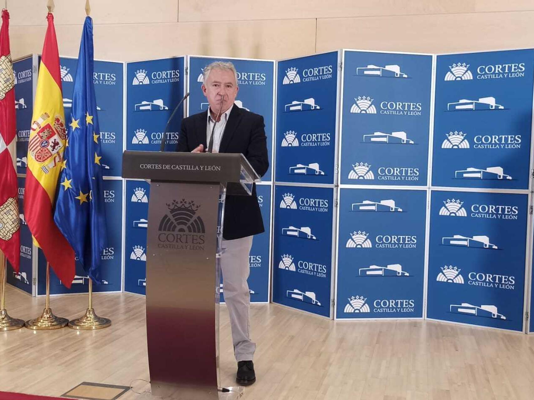 El portavoz de Soria Ya, Ángel Ceña, durante su comparecencia tras su reunión con el presidente de las Cortes, Carlos Pollán.