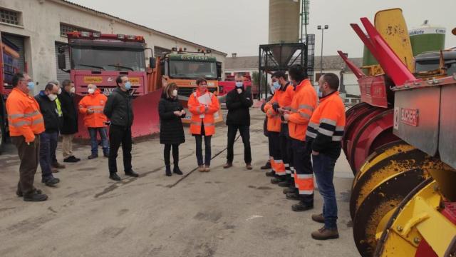 La delegada territorial de la Junta en funciones, Clara San Damián, se ha desplazado hasta la comarca sanabresa para conocer de primera mano los trabajos que realiza el personal