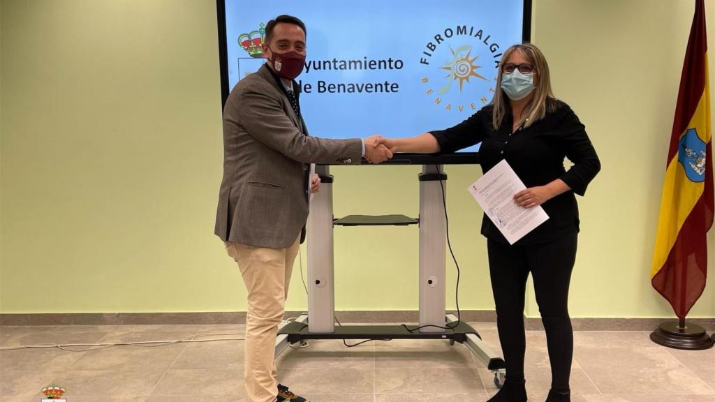 El alcalde de Benavente, Luciano Huerga, y la presidenta de la Asociación, Eva María Pacho