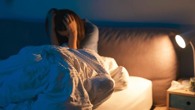 El peligro para la salud de dormir con la luz de la mesilla encendida: la alerta de los científicos