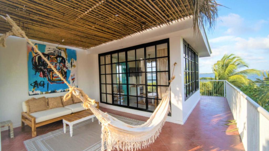 La habitación 'master suite' destaca por su gran balcón con vistas.