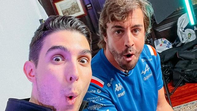 Esteban Ocon y Fernando Alonso, en un acto de Alpine.