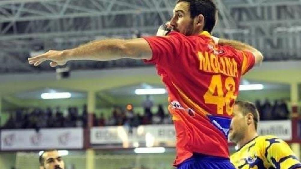 Carlos Molina disputando un partido con la selección española de balonmano
