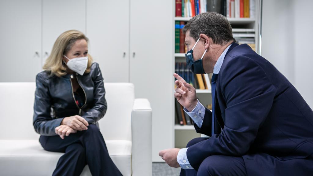 El presidente de Castilla-La Mancha, Emiliano García-Page, con la ministra Nadia Calviño