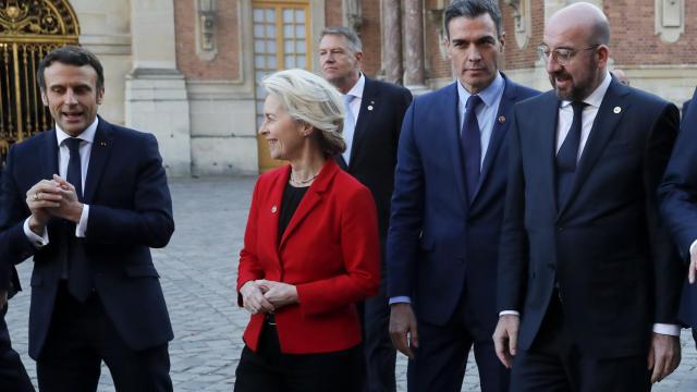 Pedro Sánchez, rodeado de Emmanuel Macron, Ursula von der Leyen y Charles Michel, en el consejo Europeo informal de Versalles (Francia).