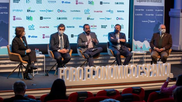 Imagen de la mesa redonda 'La situación de la sanidad en Andalucía después de la sexta ola', en la tercera jornada del II Foro Económico Español en Andalucía 'Andalucía ante la vuelta a la normalidad'.