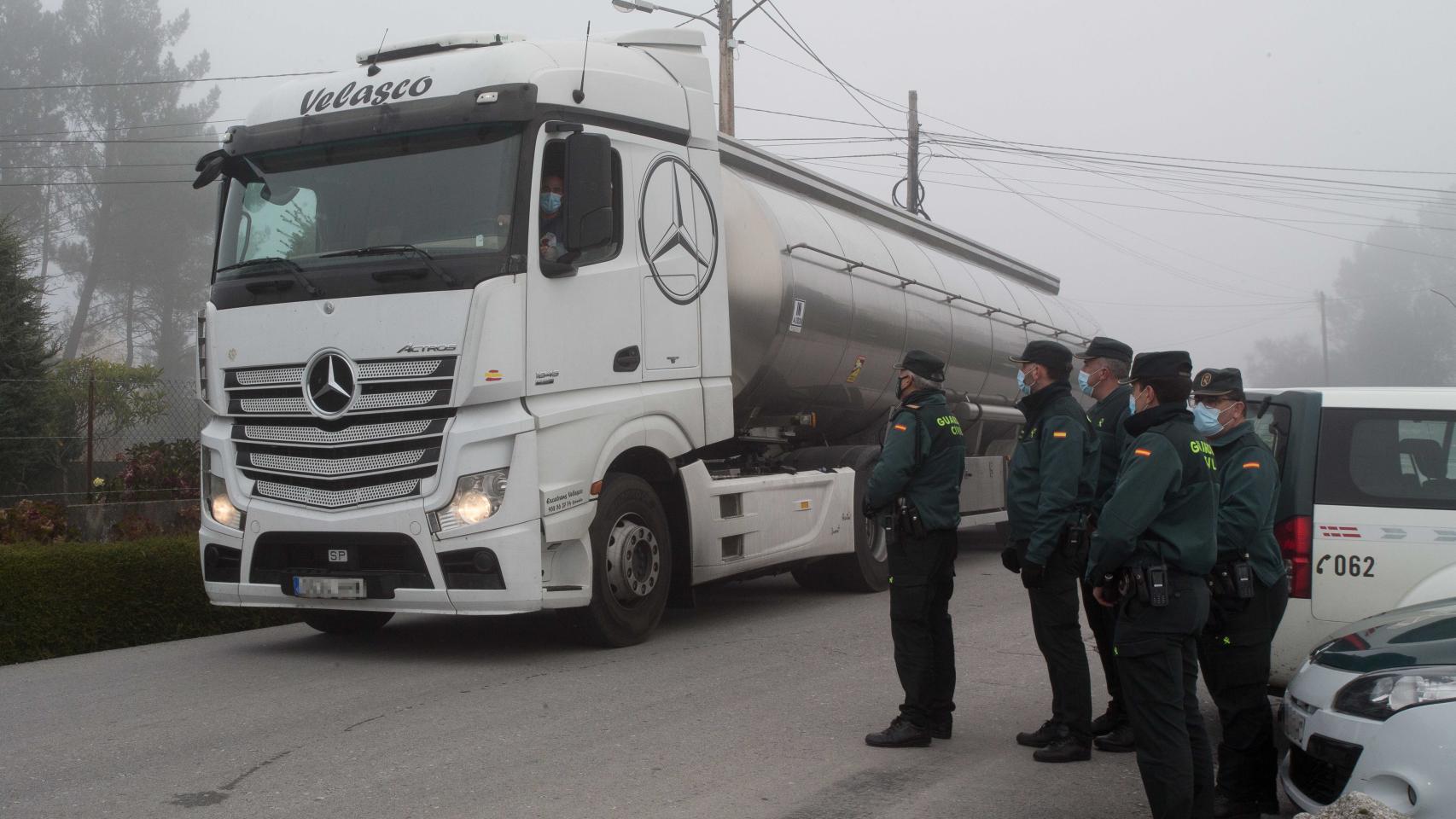 Imagen de la Guardia Civil junto a una cisterna de leche.
