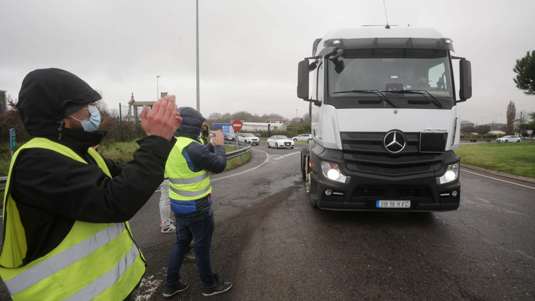 El paro de transportistas paraliza varias industrias de consumo y genera problemas de suministro