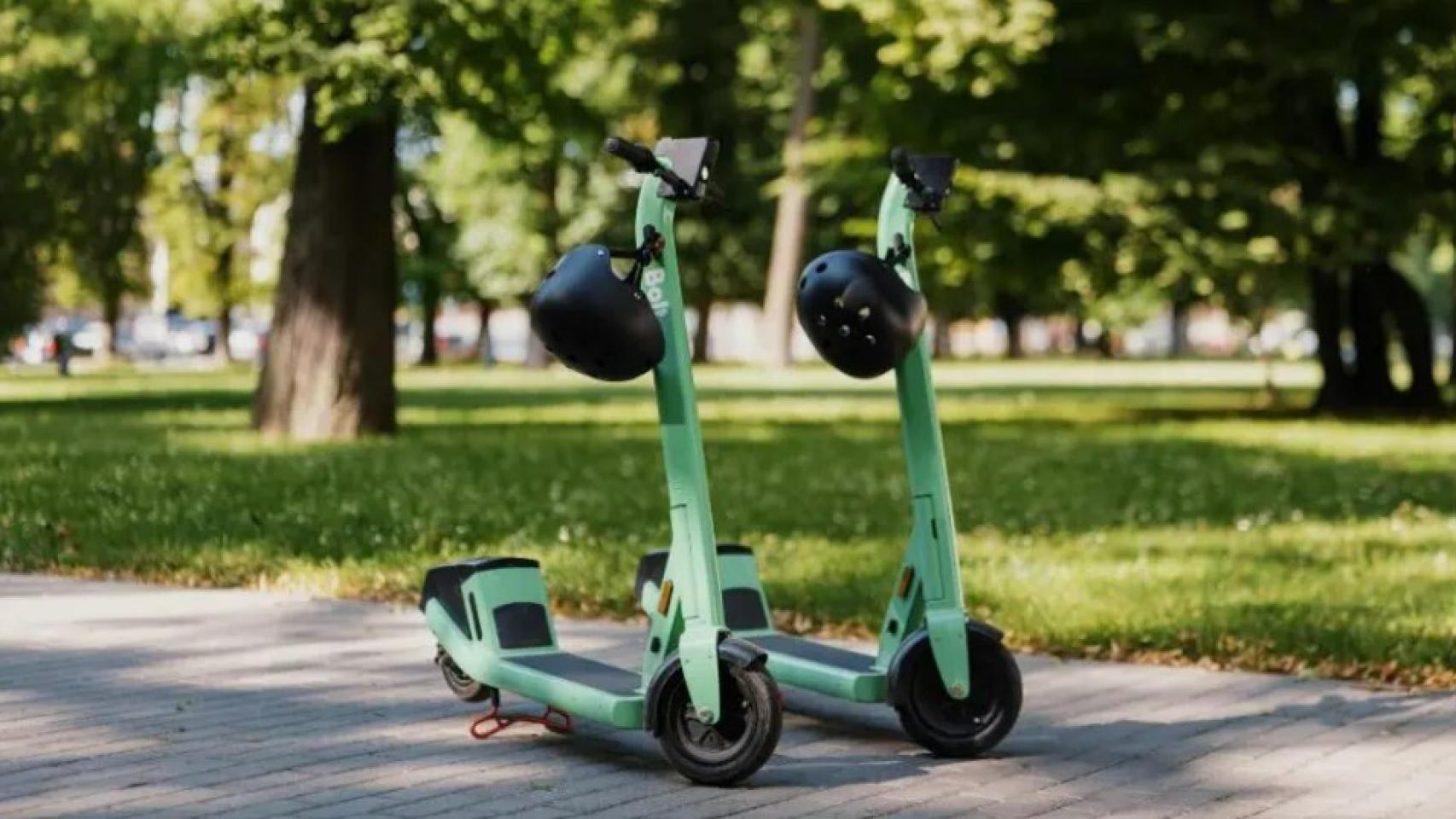 Dos patinetes de la empresa Bolt.
