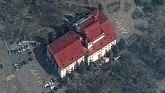 El teatro de Mariúpol, con la palabra niños en ruso escrito a cada uno de los lados.