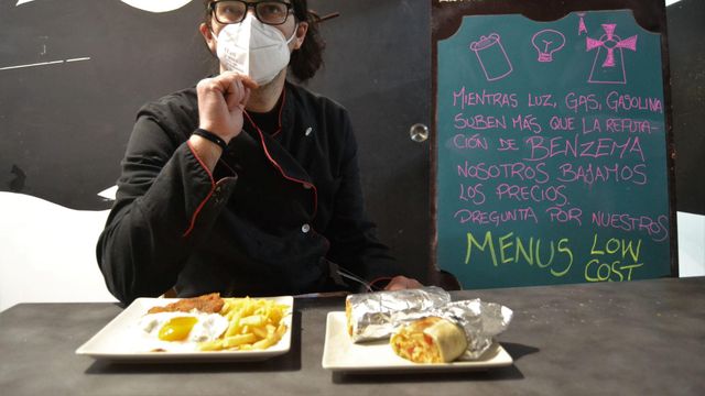 El propietario del J de Joker, Jacky, con sus menús.