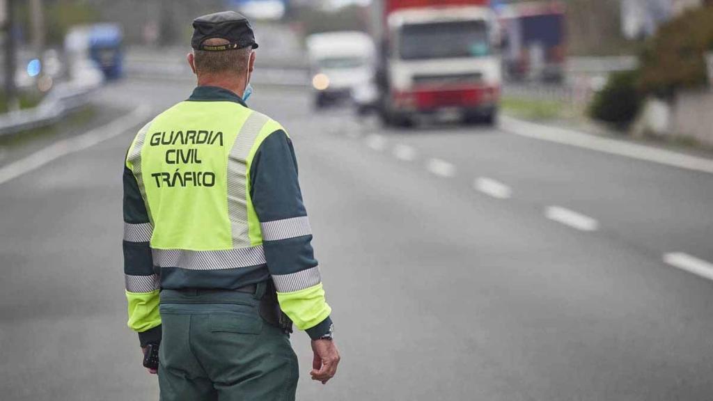 Si el cristal de tu coche está muy sucio y dificulta la visión,  la DGT puede multarte