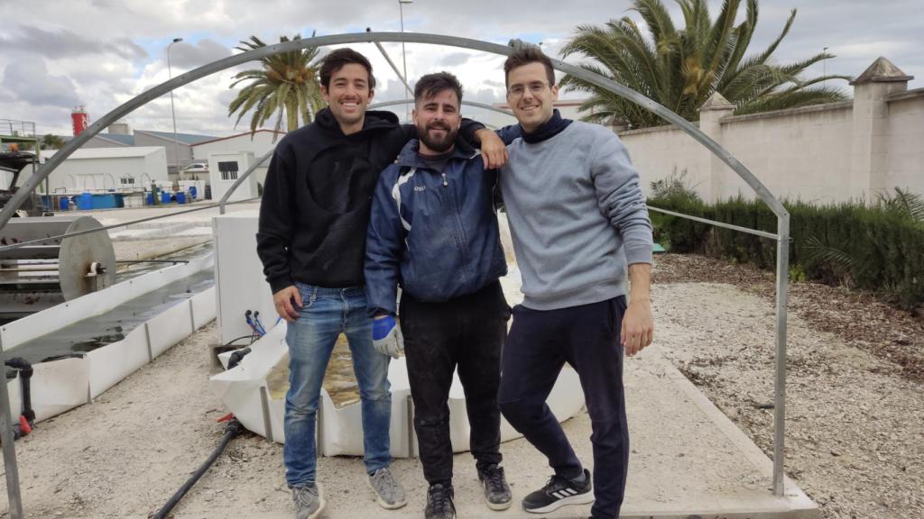 El equipo fundador de Origin, durante el montaje del invernadero.