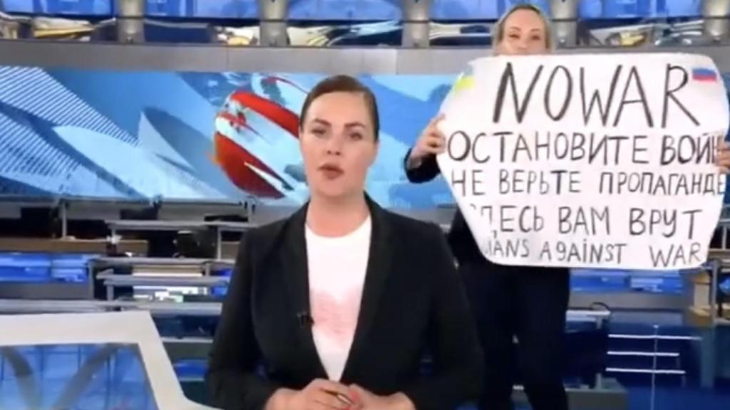La periodista Marina Ovsyannikova, con un cartel contra la guerra durante el informativo de la televisión pública rusa.