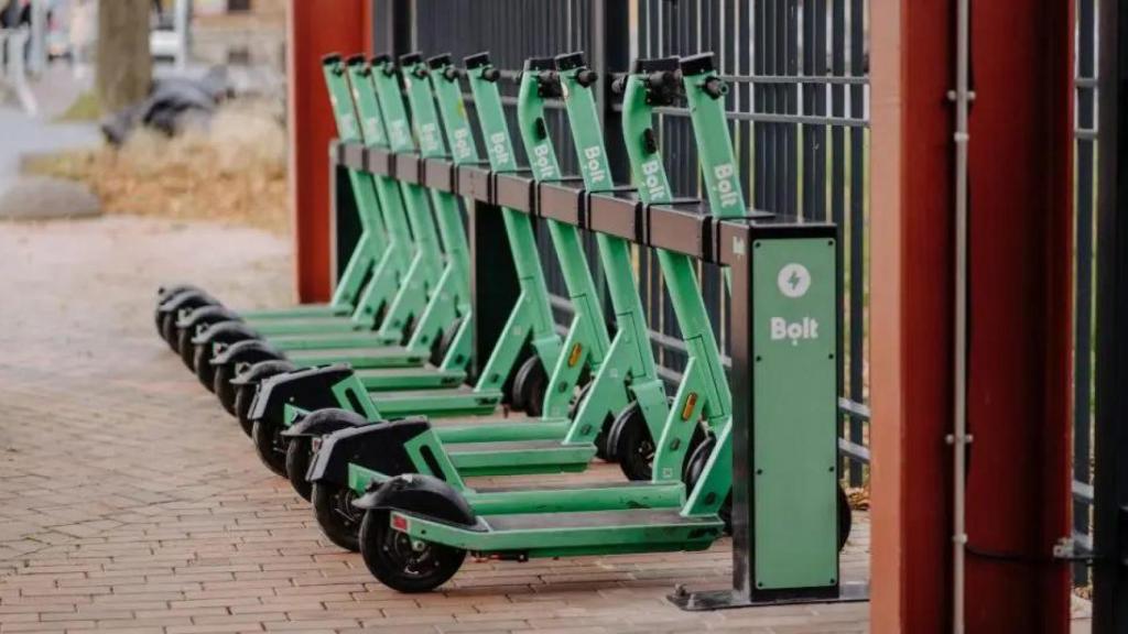 Una de las estaciones de carga eléctrica de los patinetes de Bolt.