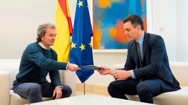 Fernando Simón, Director del Centro de Coordinación de Alertas y Emergencias Sanitarias , junto con el Presidente del Gobierno, Pedro Sánchez.