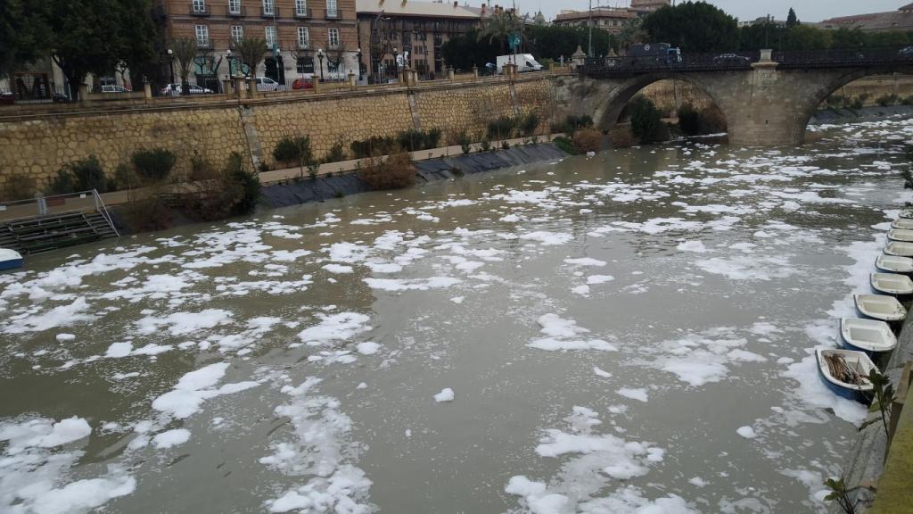 Huermur difundió varias imágenes como esta en Twitter para denunciar el último episodio de vertidos al río Segura.