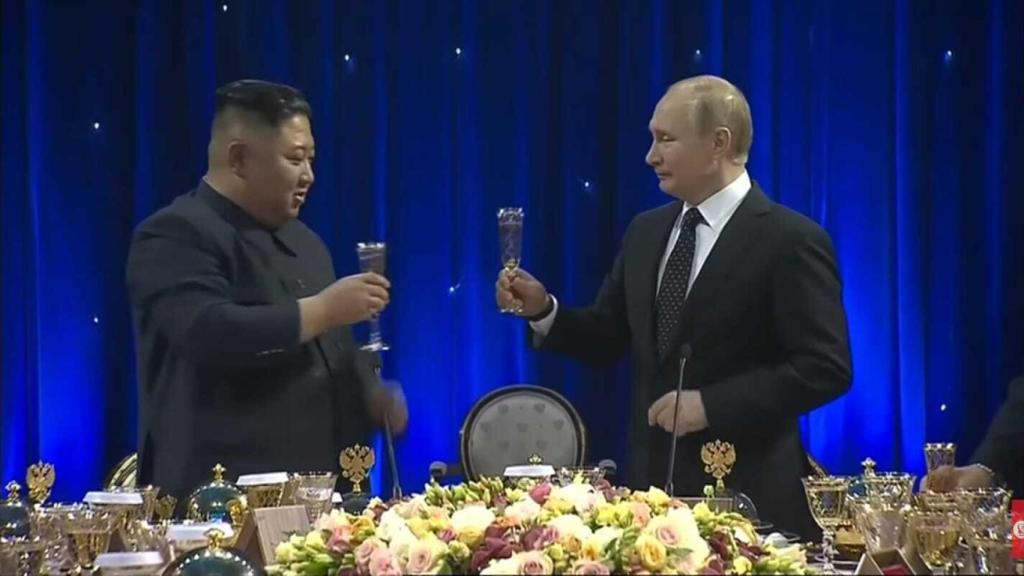 El líder norcoreano, Kim Jong-un, brinda con el presidente ruso, Vladímir Putin, en un encuentro que mantuvieron en Moscú en 2019.
