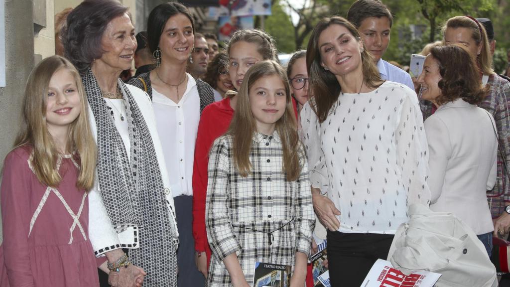 Victoria Federica con su abuela, su tía Letizia y sus primas.