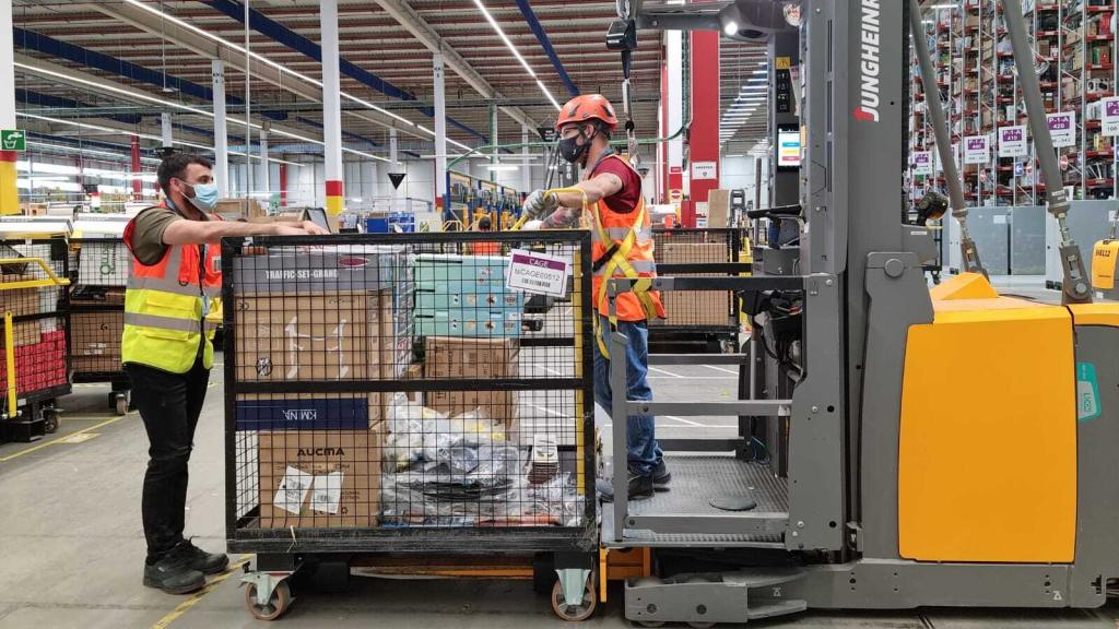 Mohammed Bouda Oufkir, durante su jornada laboral como Area Manager de Amazon.