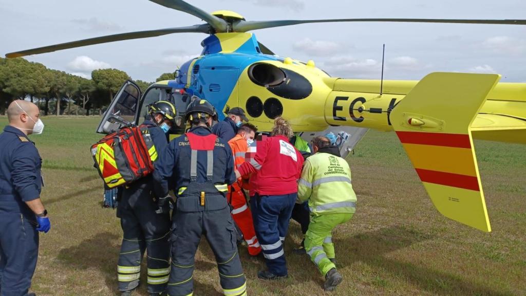El helicóptero llegando al lugar del accidente