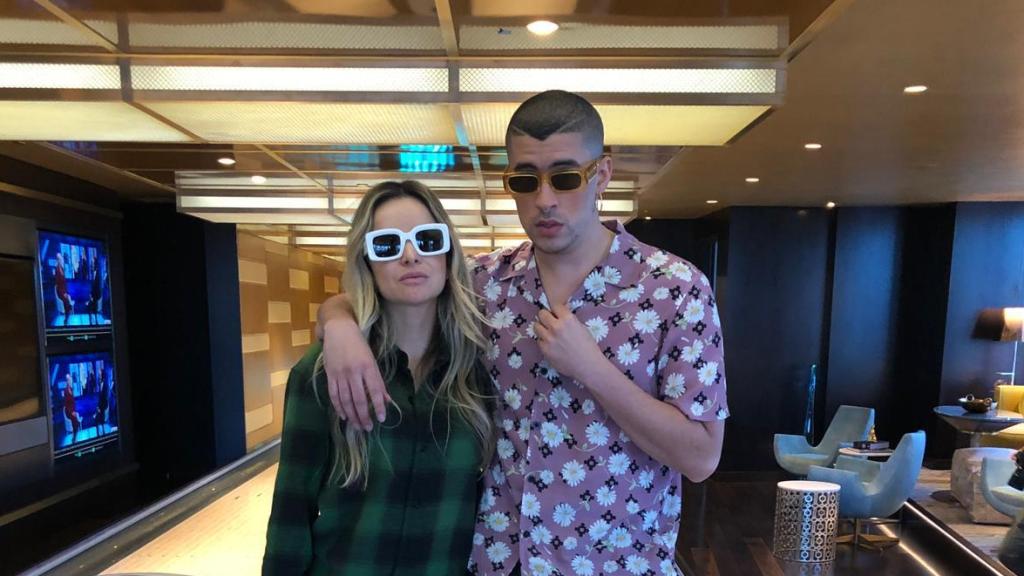 Diana Hernández junto a Bad Bunny.