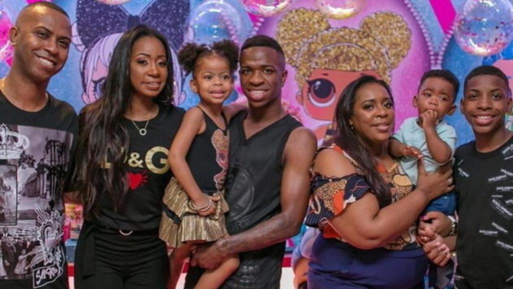 Vinícius posa en una fiesta junto a sus padres, sus hermanos y sus sobrinos.