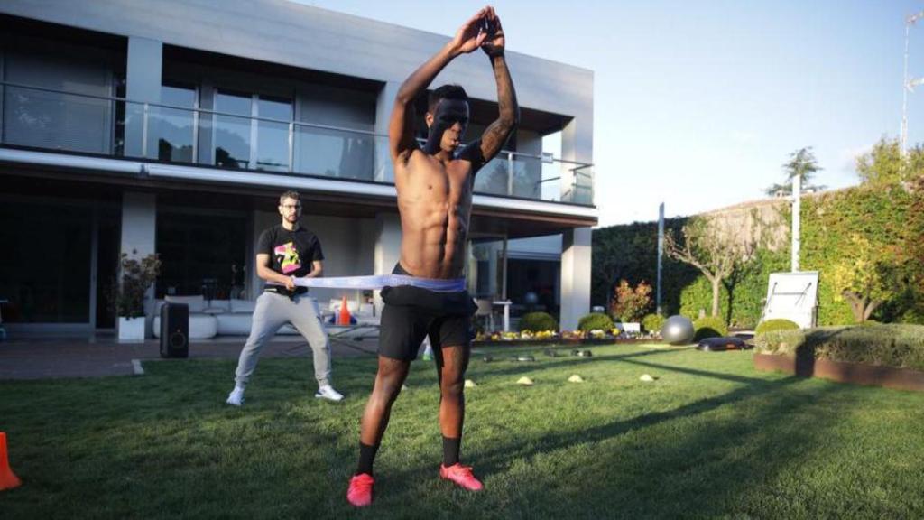 Vinícius, entrenando junto a su preparador físico, Thiago Lobo.