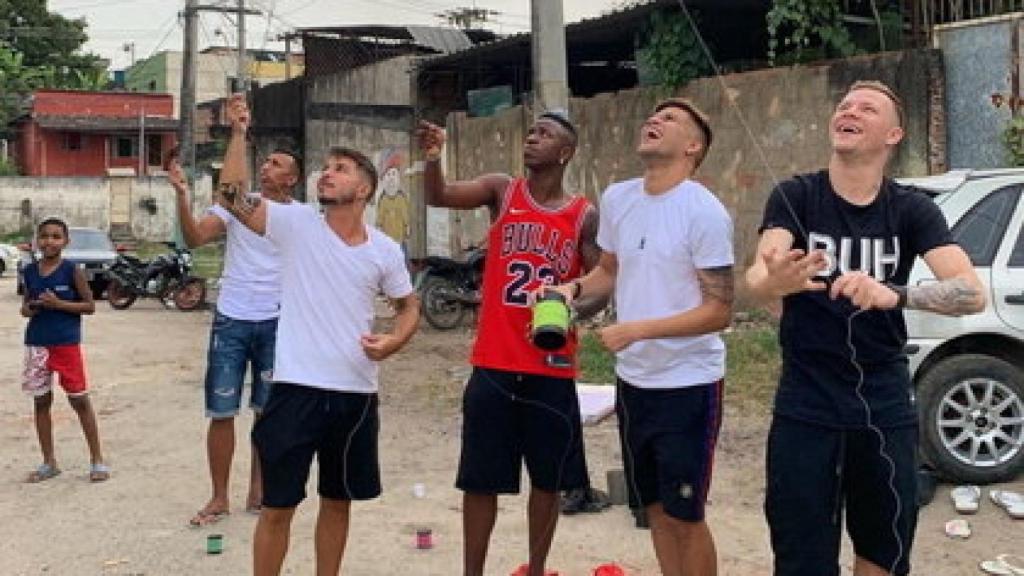 Vinícius junto a sus amigos en una visita a São Gonçalo, su localidad natal.