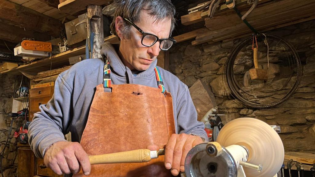 Eloi Renau se dedica ahora a la carpintería y artesanía tradicionales.