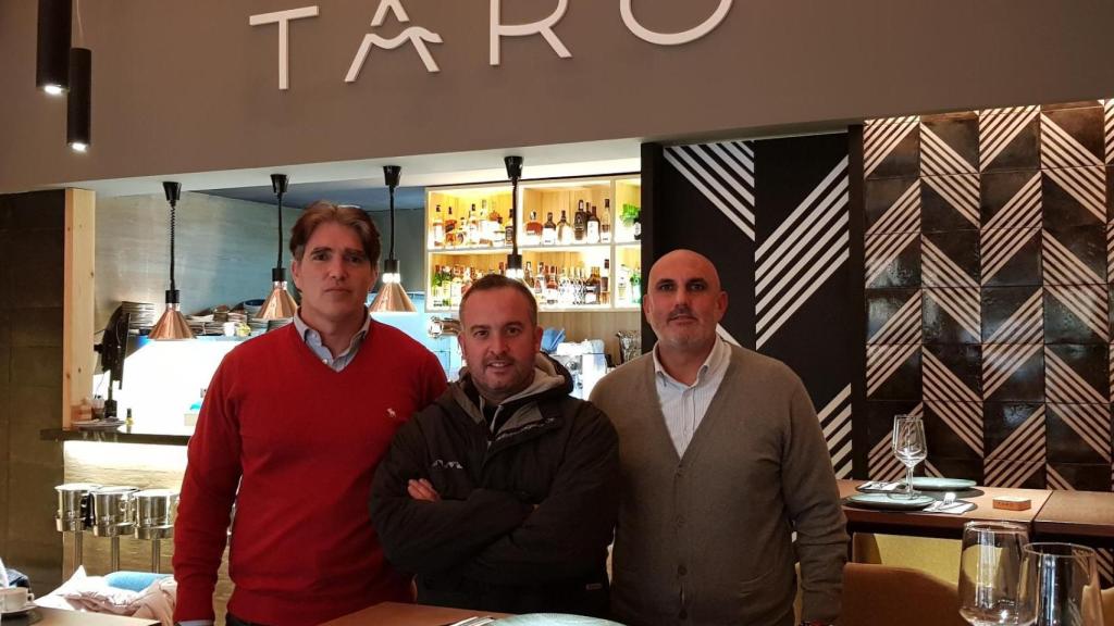 De izquierda a derecha: José María Hinojosa, José Antonio Luque y José Carlos Rojas, en Taró Restaurante.