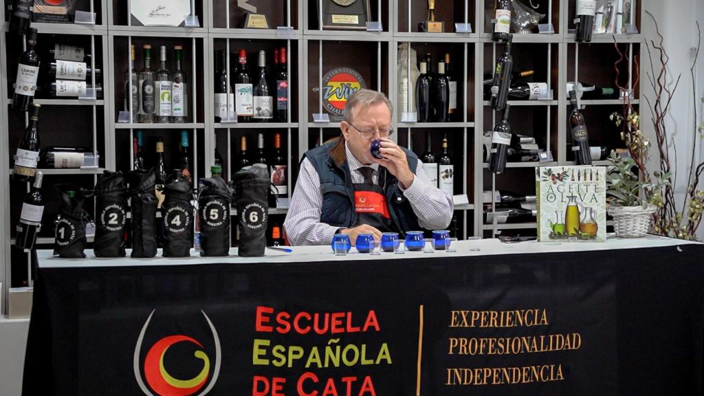 Una imagen del profesor tras la cata.