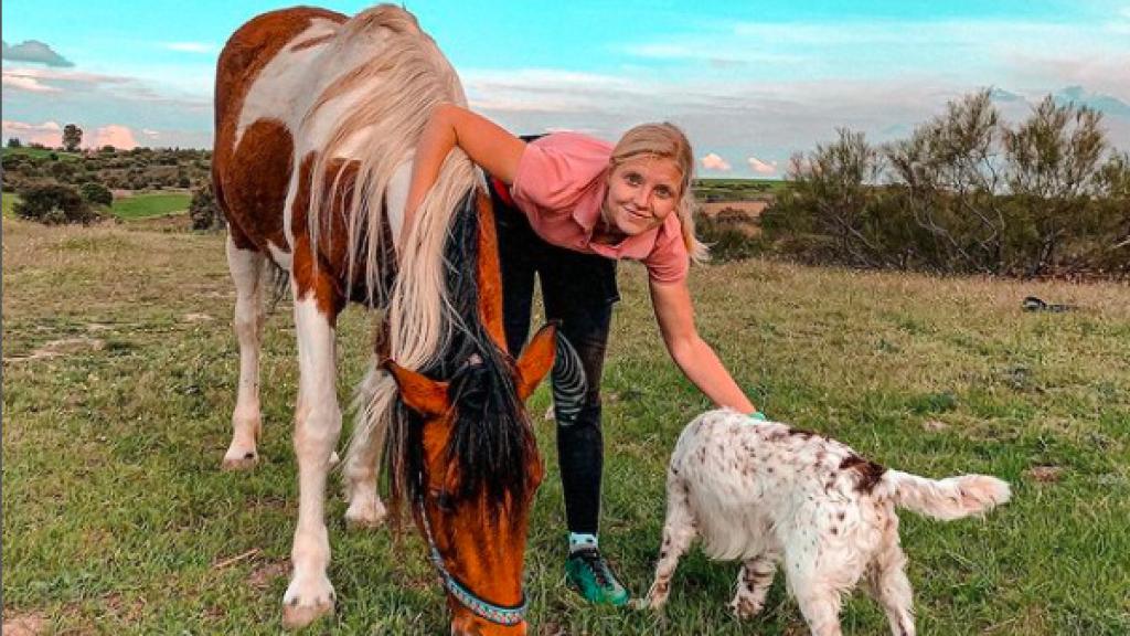 Sivaya con sus animales en el campo.