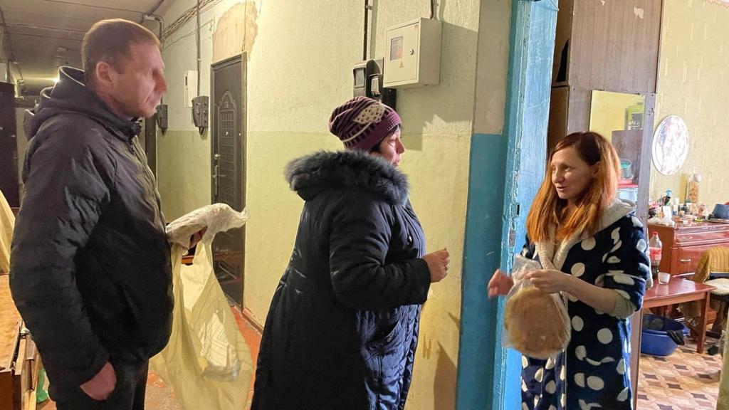 Vitaly en su reparto de suministros a otros civiles de la ciudad.