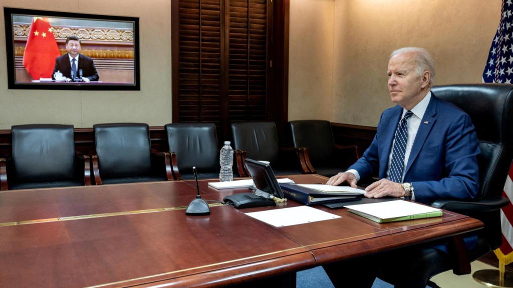 El presidente de Estados Unidos, Joe Biden, habla por videodeconferencia con su homólogo chino, Xi Jinping.